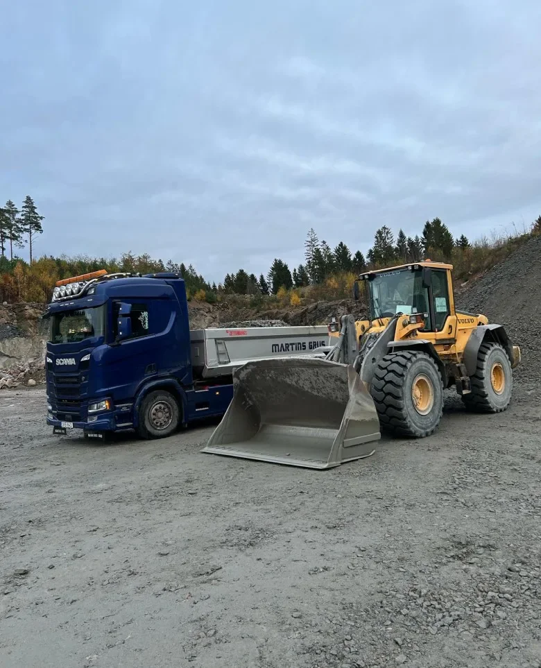 Martins Grus lastbil lastar grus – arbete i Blekinge